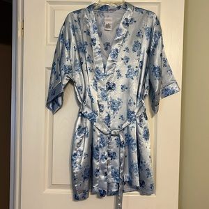 2 piece Secret Treasures shortie nightgown and matching robe, Size Medium